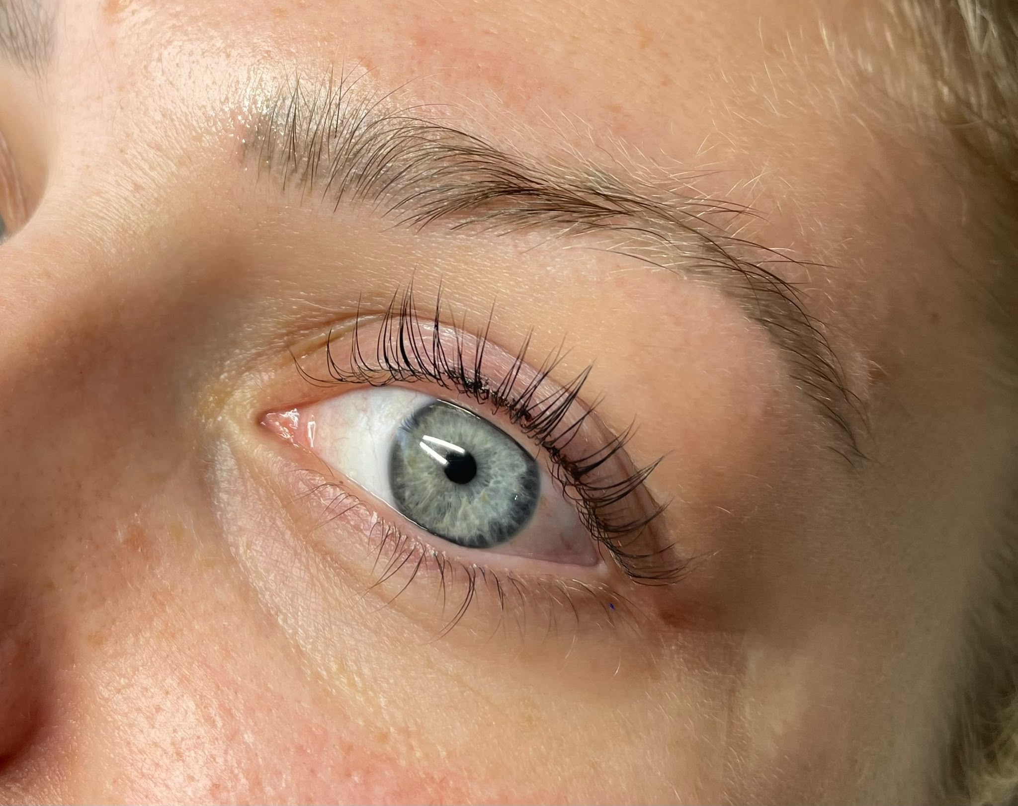 Lash lift — podignute trepavice, plave oči